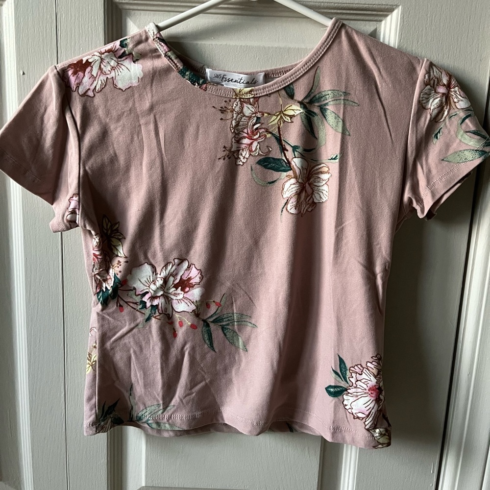 🌸Cropped soft floral patterned top: